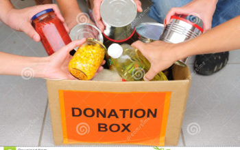 voluntarios-que-ponen-el-alimento-en-rectángulo-de-la-donación-17944677